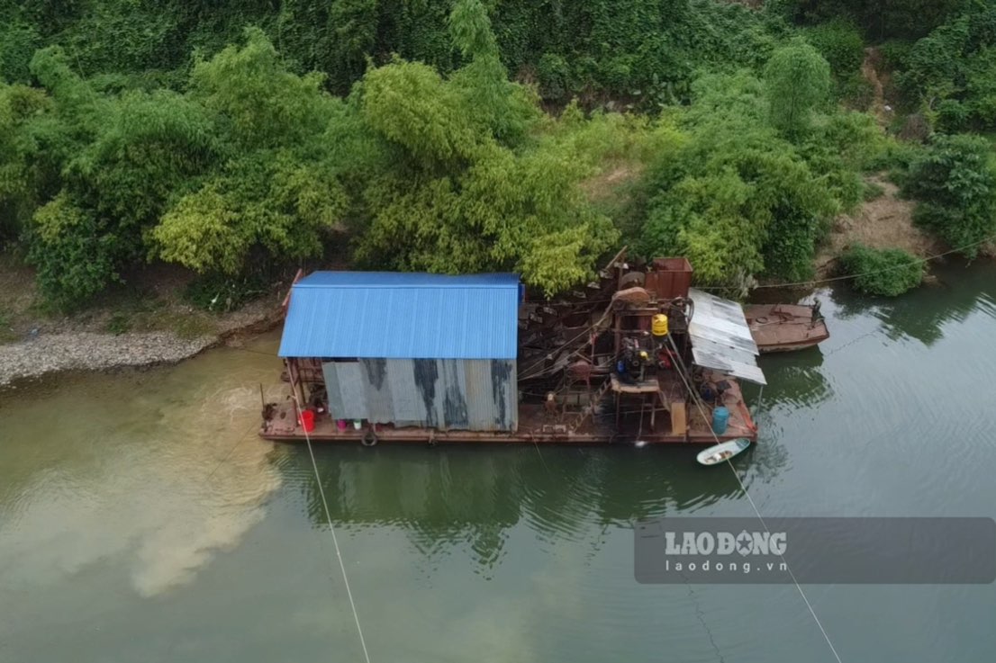 Sand and gravel mining area near the riverbank causes landslides, making local residents feel insecure. Photo: Viet Bac.
