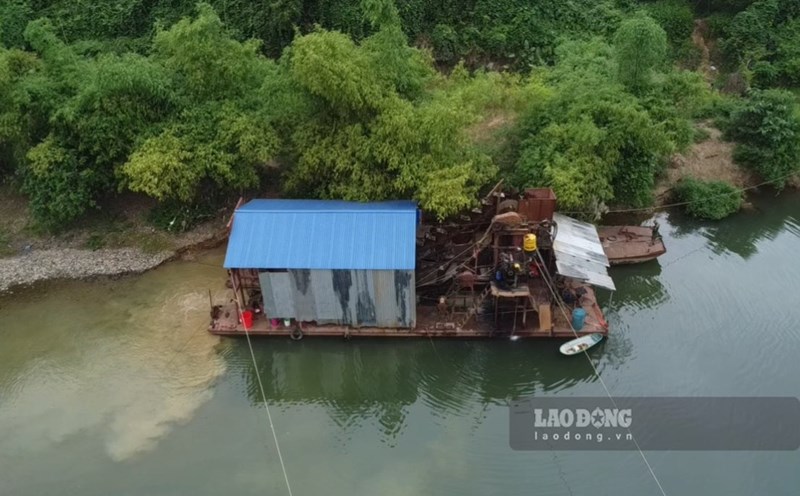 Sand and gravel mining area near the riverbank causes landslides, making local residents feel insecure. Photo: Viet Bac.