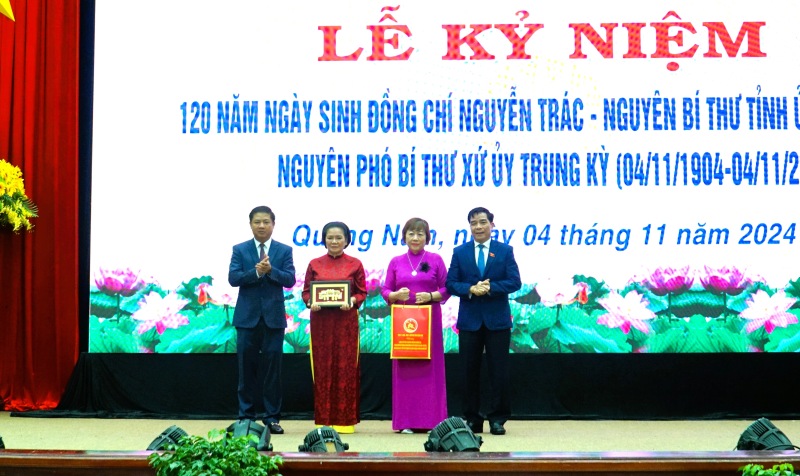 Lanh dao tinh Quang Nam tang qua than nhan gia dinh ong Nguyen Trac tai le ky niem. Anh: Nguyen Hoang