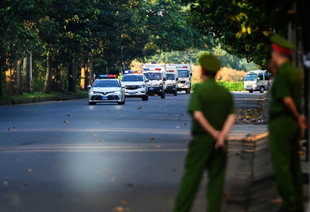 Khoang hon 6h, ngay 4.11 xe cho bi cao Truong My Lan cung 47 bi cao khac den TAND Cap cao TPHCM. Truoc cong toa, luc luong co dong, cong an da co mat de giu an ninh trat tu. 