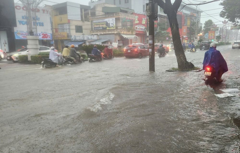 A central road in Dong Ha City was flooded after just a few hours of heavy rain. Photo: Hung Tho.
