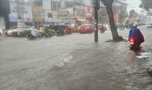Đoạn đường trung tâm ở TP Đông Hà bị ngập nước chỉ sau vài giờ mưa lớn. Ảnh: Hưng Thơ.