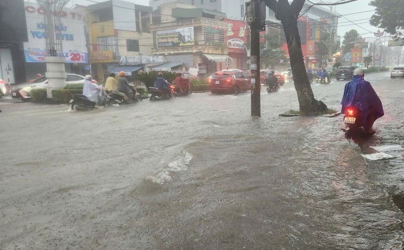 A central road in Dong Ha City was flooded after just a few hours of heavy rain. Photo: Hung Tho.