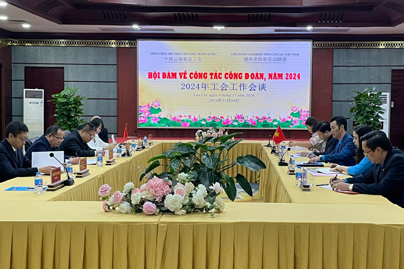 Overview of the discussion between Lao Cai Labor Federation and Yunnan General Confederation of Labor (China). Photo: Dinh Dai