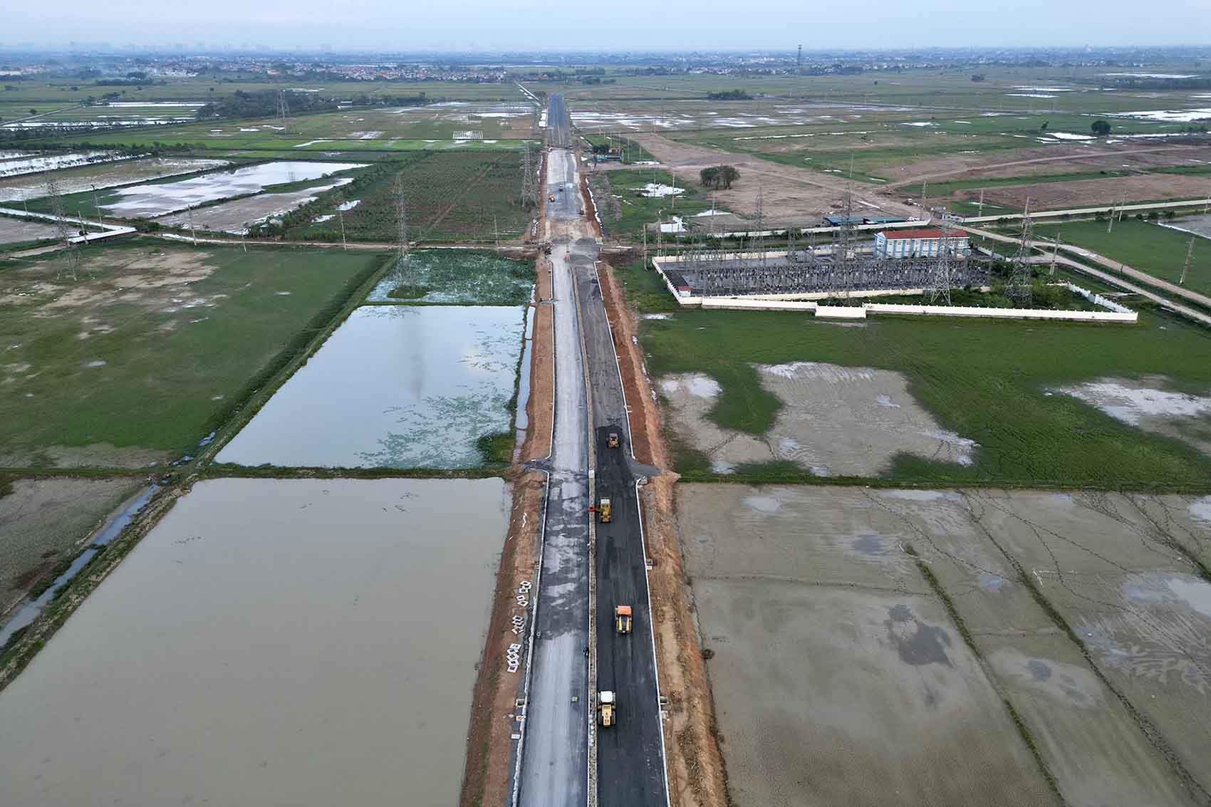 He thong bien bao, cay xanh, chieu sang tren tuyen da duoc nha thau thi cong hoan thien. Anh: Huu Chanh