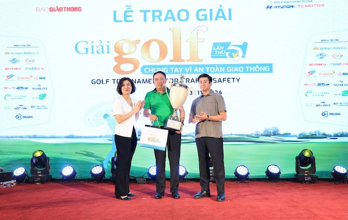 Ba Nguyen Thi Hong Nga - Tong bien tap Bao Giao thong trao cup vo dich cho golfer Hoang Quan. Anh: BTC