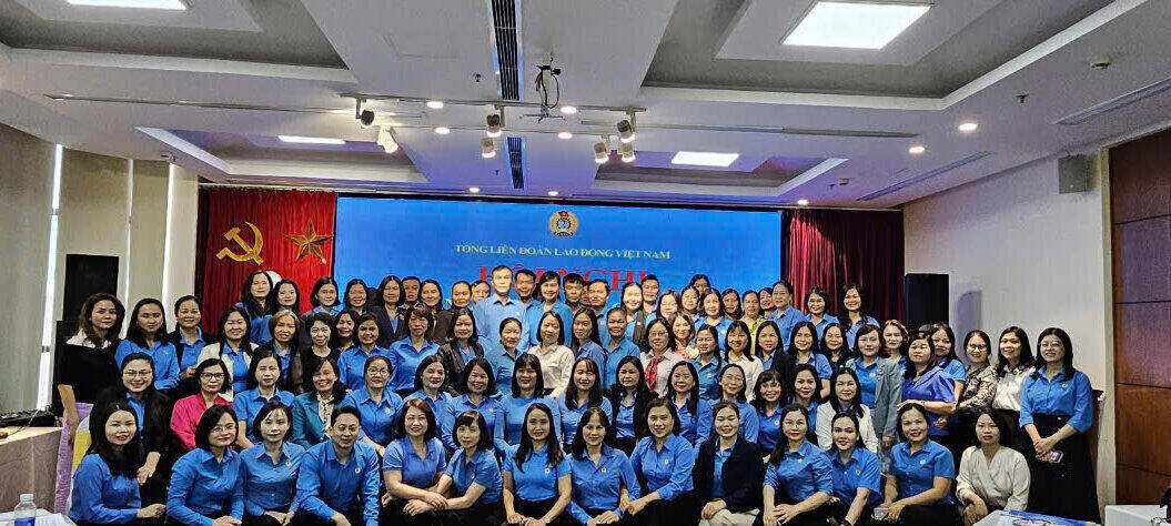 The training course for female leaders and cadres of the Northern Provincial and Municipal Labor Federations and the Central Industry Trade Unions organized by the Vietnam General Confederation of Labor took place on November 4. Photo: An Thi La