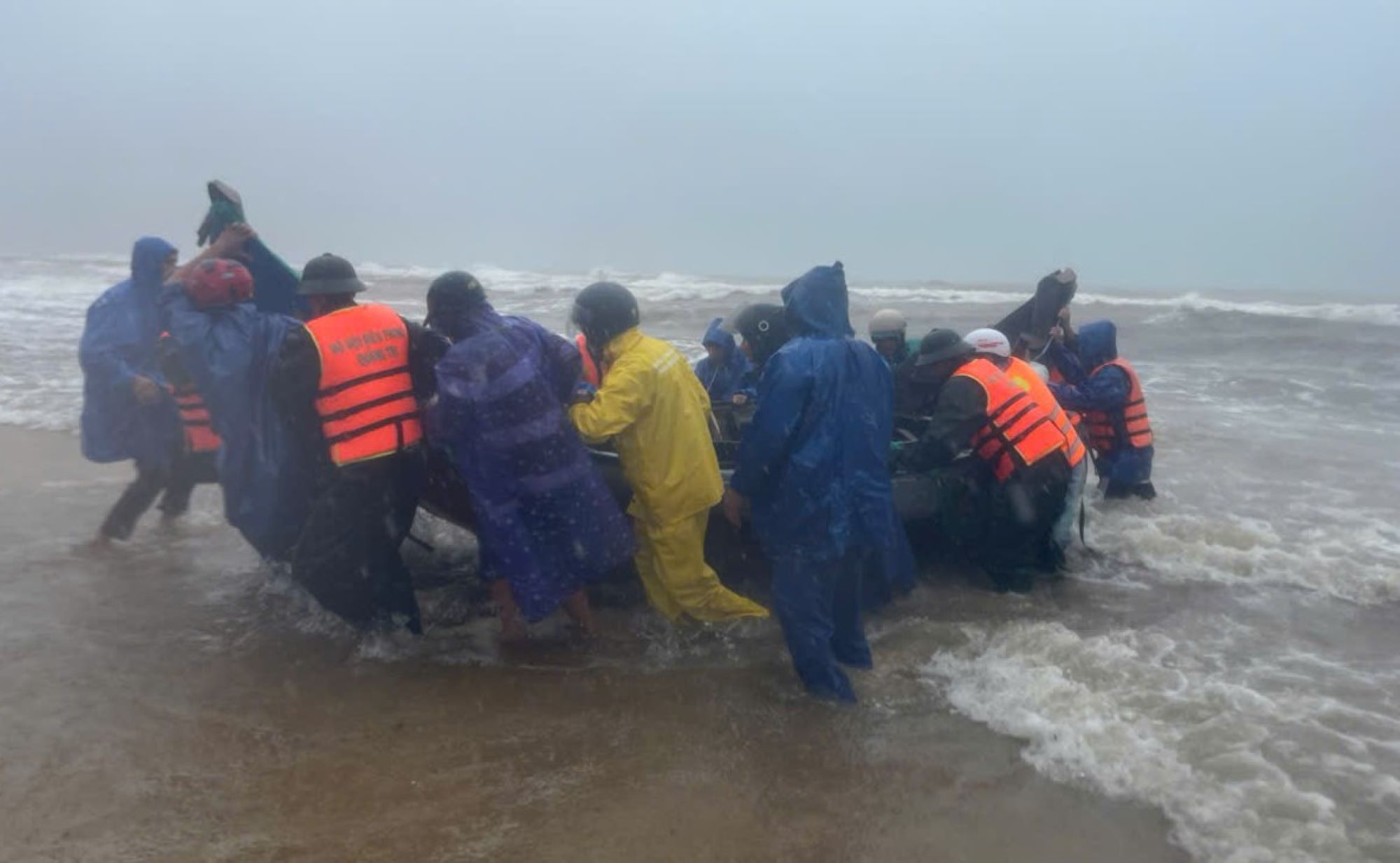 Rescue forces on the sunken boat of fishermen in Quang Tri. Photo: Trieu Van Border Guard Station.