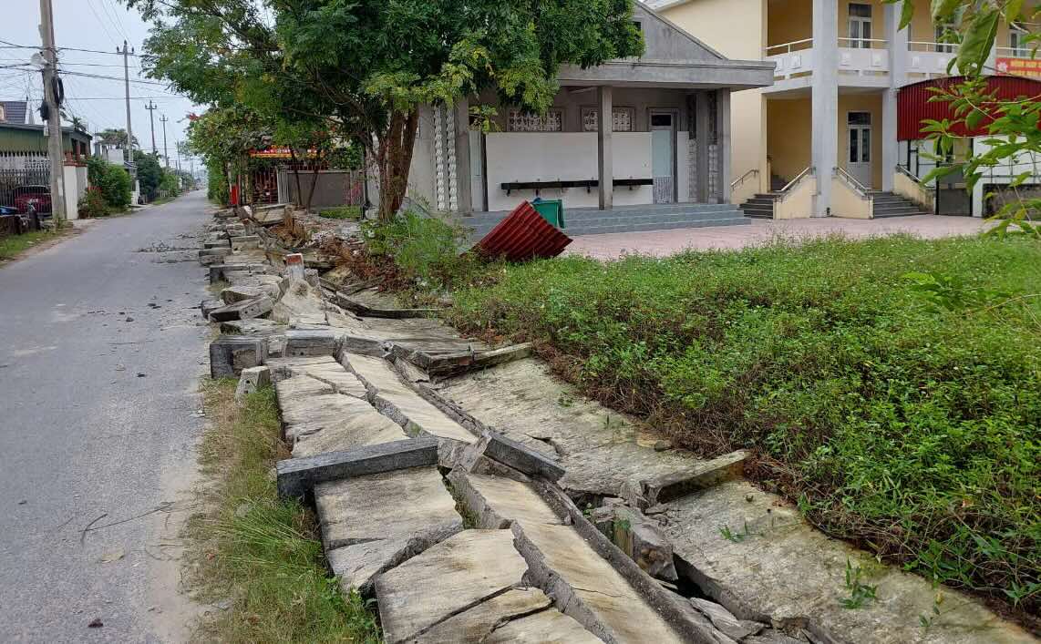 The fence of Quang Xuan Secondary School collapsed. Photo: P. Phan