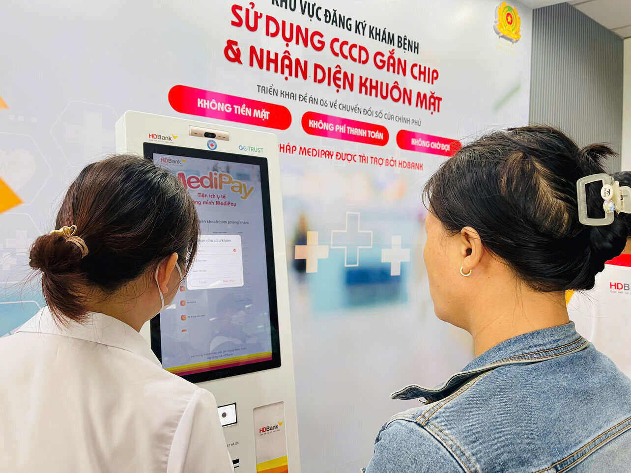 Da Nang Hospital puts into operation the smart medical kiosk system. Photo: Mai Huong