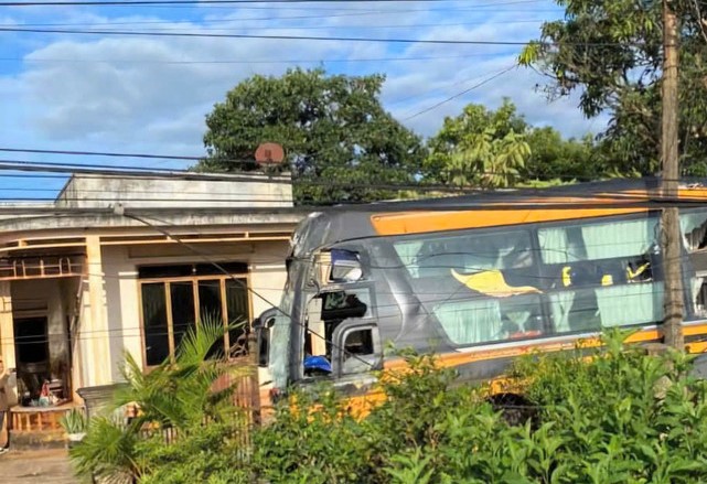 Passenger bus accident in Ia Hru commune. Photo: Provided by police