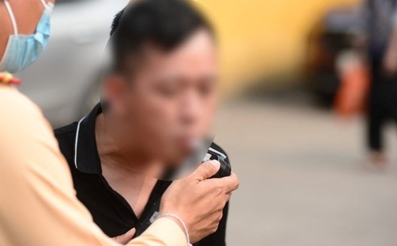 Many people driving motorbikes and cars are drunk. Photo: Xuyen Dong