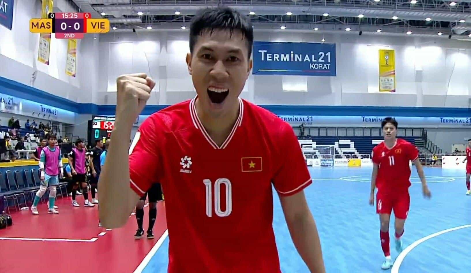 Thinh Phat ghi ban an dinh chien thang 2-0 cho tuyen futsal Viet Nam. 