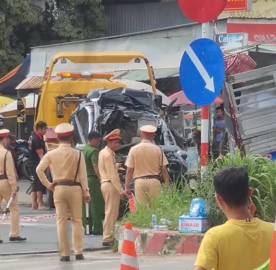 Dump truck crashed into 3 cars and motorbikes, killing 1 person