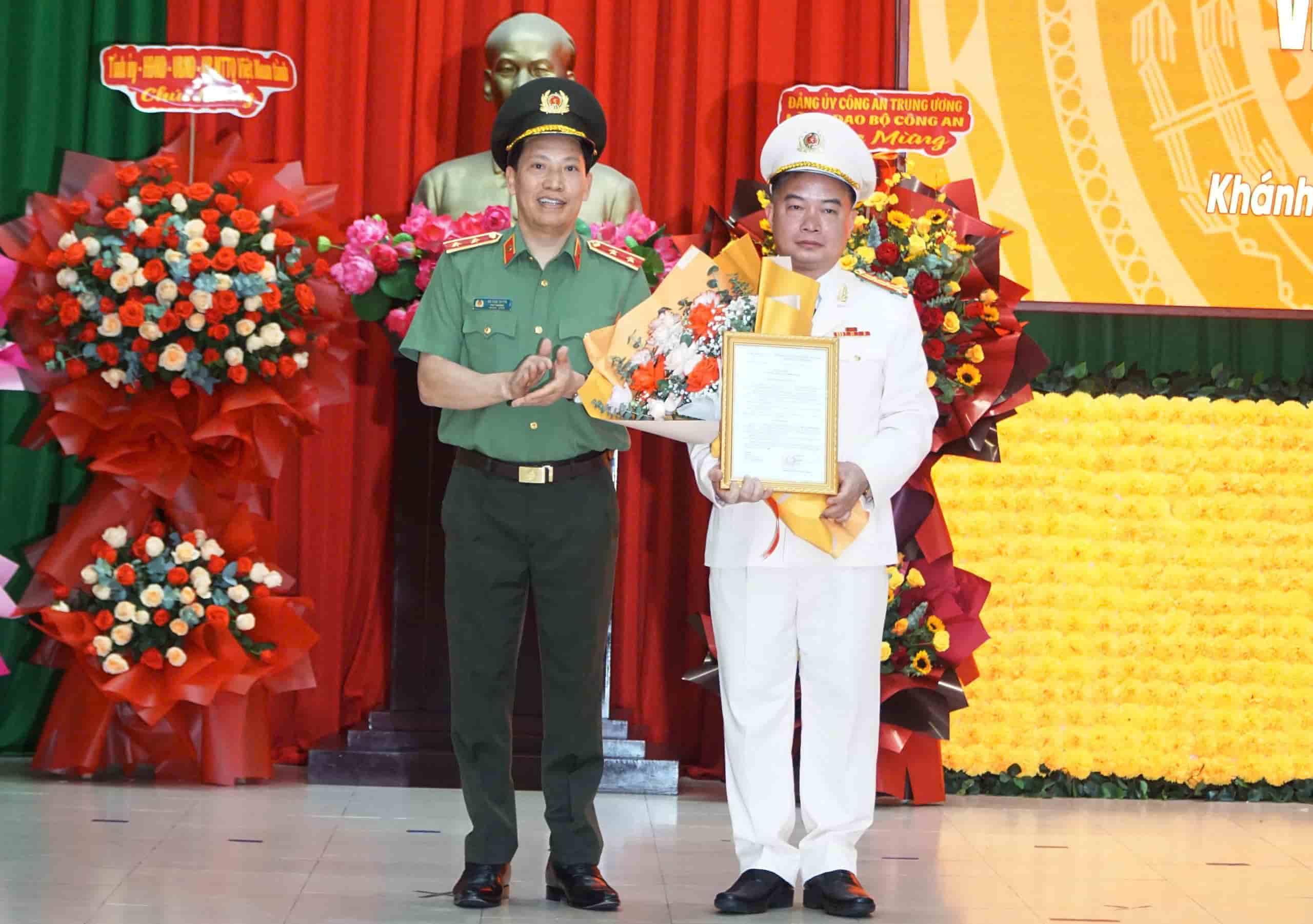 Lieutenant General Le Van Tuyen - Deputy Minister of Public Security presents the decision of the Minister of Public Security to Colonel Nguyen Huu Phuoc. Photo: Huu Long