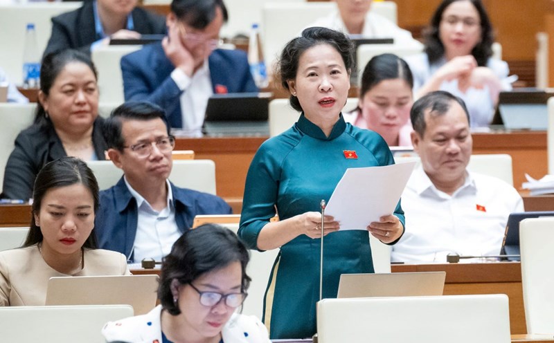 Delegate To Ai Vang suggested that the Government study and propose that the National Assembly consider issuing a flood insurance policy. Photo: Pham Thang