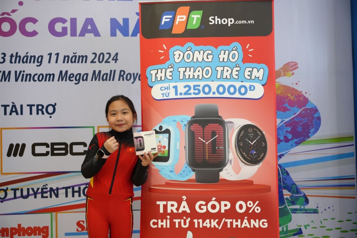 Bao Chi becomes the media ambassador for Amazfit Active smartwatch and FPT SIM at FPT Shop. Photo: FPT Shop