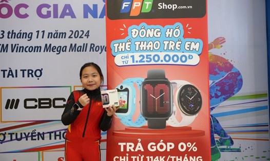 Bảo Chi trở thành đại sứ truyền thông cho đồng hồ thông minh Amazfit Active và SIM FPT tại FPT Shop. Ảnh: FPT Shop