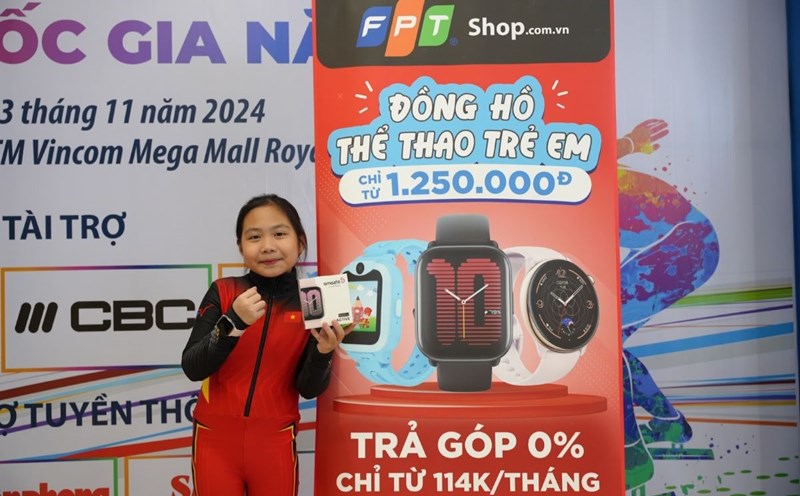 Bao Chi becomes the media ambassador for Amazfit Active smartwatch and FPT SIM at FPT Shop. Photo: FPT Shop