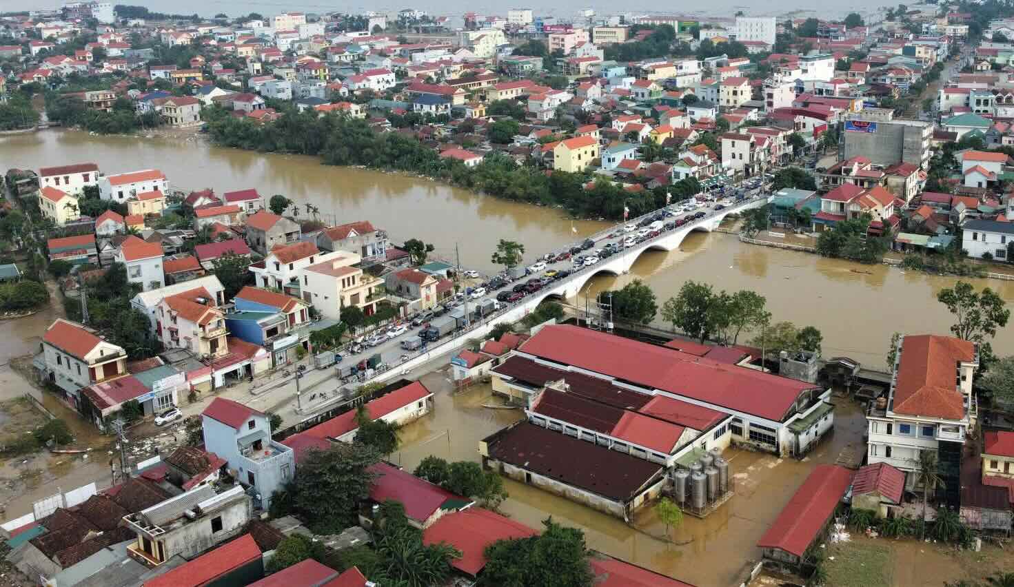 Many vehicles parked on the bridge in Le Thuy district during the flood. Photo: T. Hien