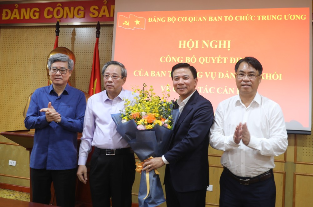 Lanh dao Ban To chuc Trung uong tang hoa chuc mung tan Bi thu Dang uy co quan Ban To chuc Trung uong Do Trong Hung. Anh: Thao Nguyen