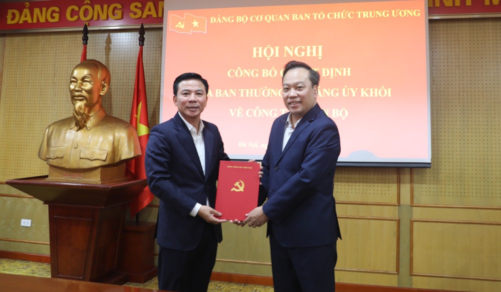 Deputy Secretary of the Party Committee of the Central Agencies Bloc Do Viet Ha presents the Decision of the Standing Committee of the Party Committee of the Bloc to Mr. Do Trong Hung (left). Photo: Thao Nguyen