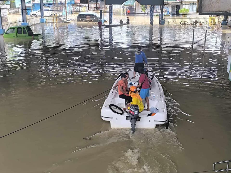 Luc luong chuc nang dua nguoi dan ra khoi vung nguy hiem do anh huong cua bao Kristine (ten quoc te: Trami) tai Philippines. Anh: Coast Guard PH