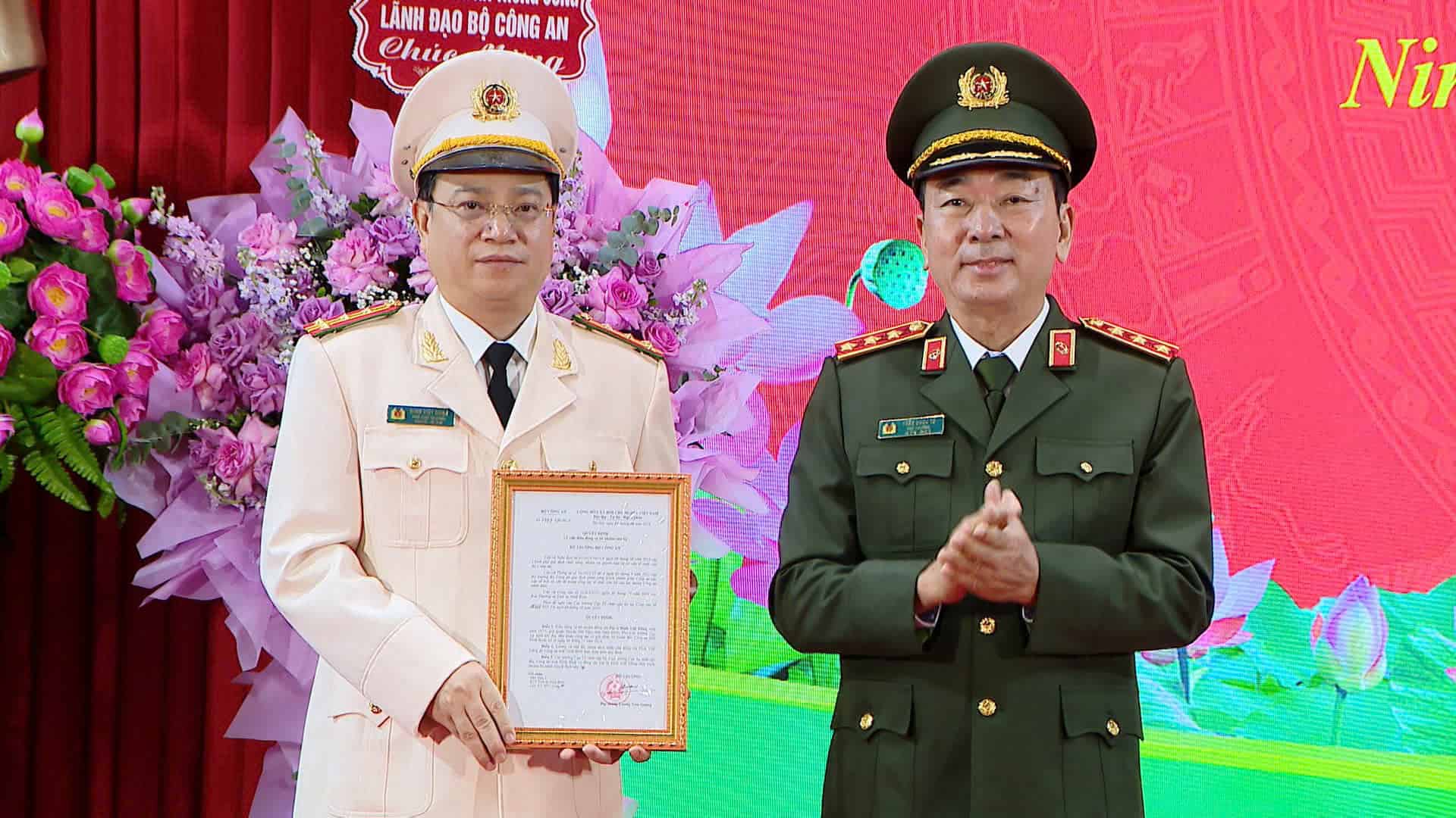 Senior Lieutenant General Tran Quoc To - Deputy Minister of Public Security presented the decision and flowers, congratulating Colonel Dinh Viet Dung - the new Director of Ninh Binh Provincial Police. Photo: Nguyen Truong