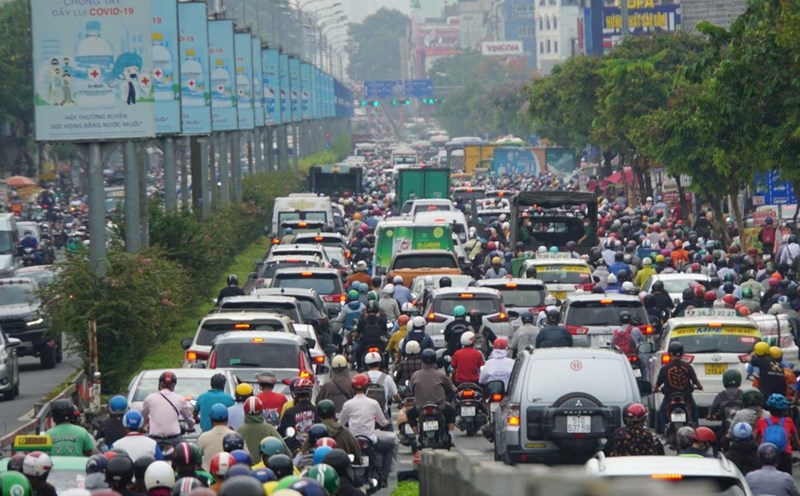 Cong Hoa Street is currently 142% overloaded, so it is often congested. Photo: Minh Quan