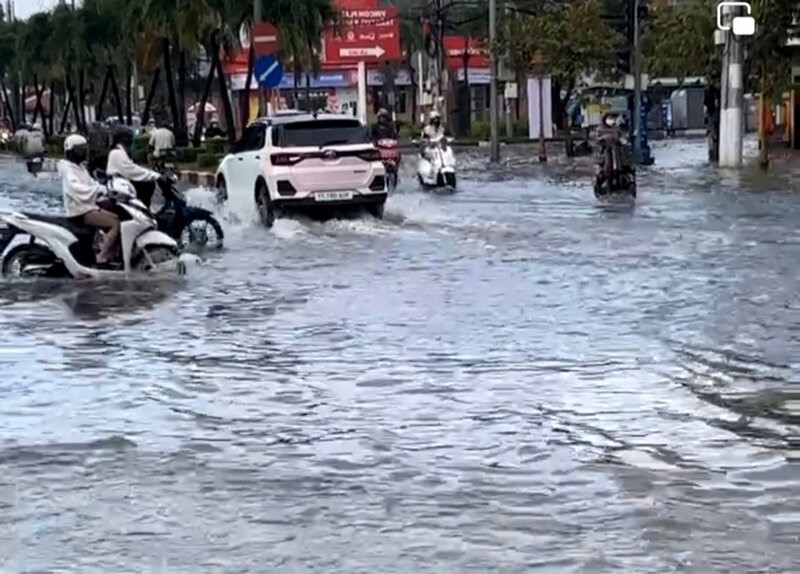 Sang ngay 4.11 nuoc van chua rut het tai duong Tran Phu, thanh pho Bac Lieu. Anh: Nhat Ho