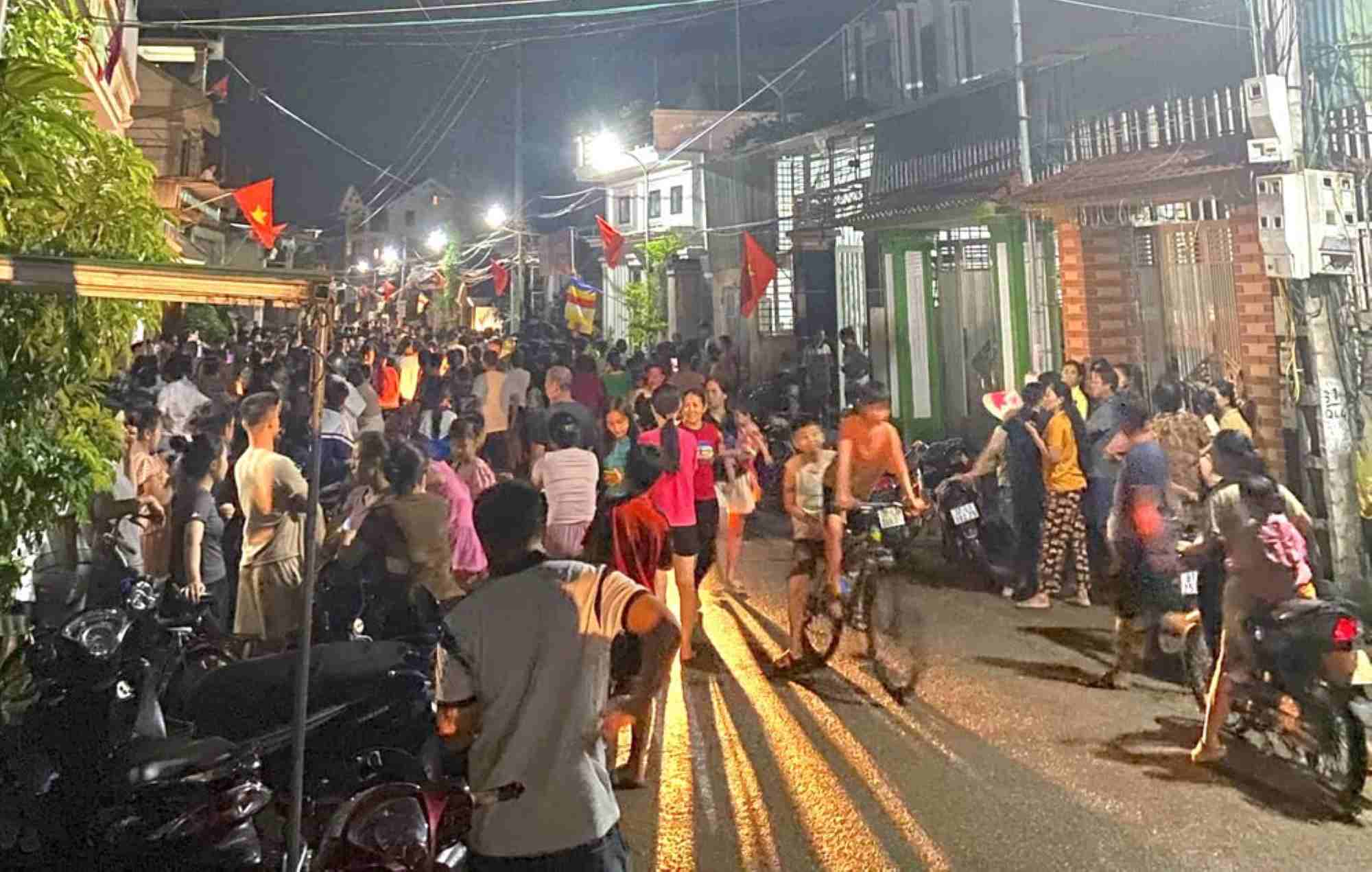 Hundreds of people in Quynh Long commune (Quynh Luu district, Nghe An) gathered in front of the two leaders of the capital mobilization ring to demand money overnight. Photo: Hai Dang