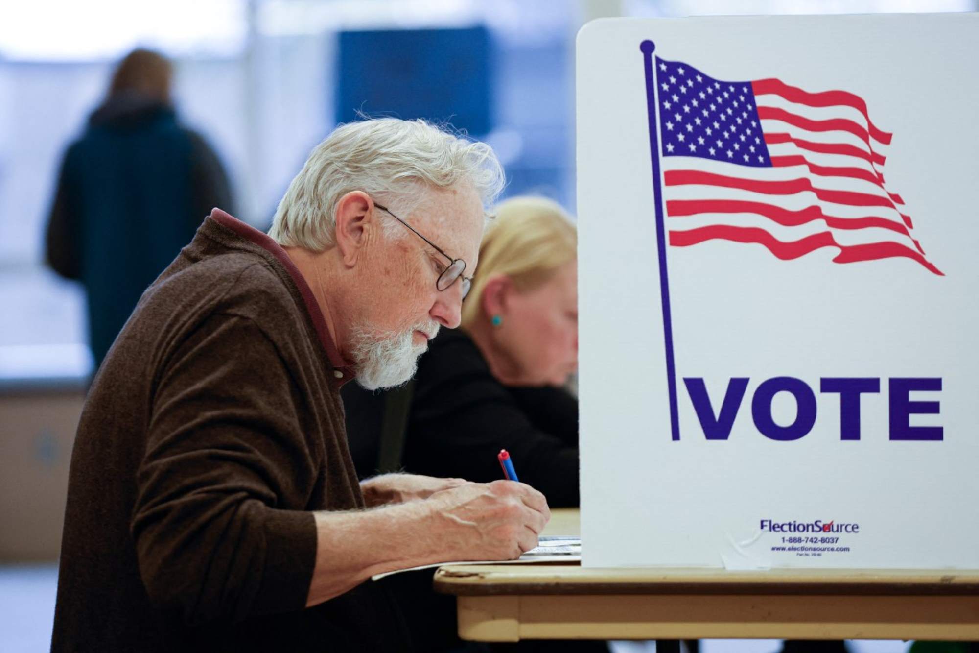 An American voter casts his ballot in Grand Rapids, Michigan, on November 3. Photo: AFP