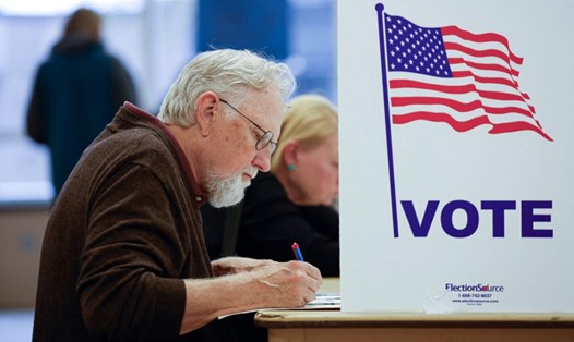 Một cử tri Mỹ đi bỏ phiếu bầu cử ở Grand Rapids, Michigan, ngày 3.11. Ảnh: AFP
