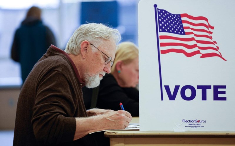 An American voter casts his ballot in Grand Rapids, Michigan, on November 3. Photo: AFP