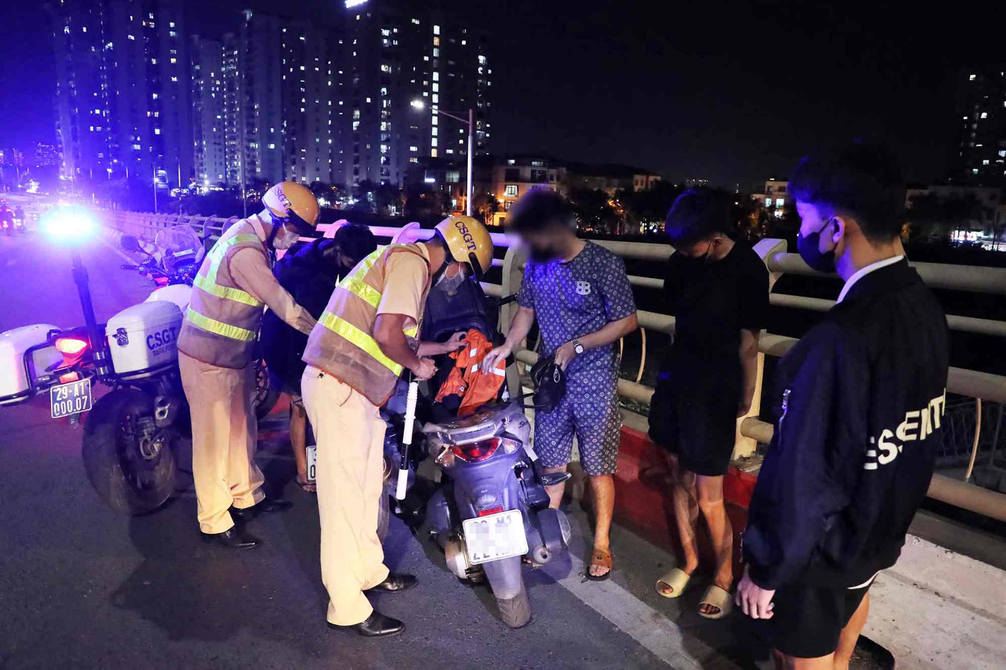 Việc tuần tra, kiểm soát, phát hiện từ sớm vi phạm, sẽ ngăn ngừa hình thành các nhóm thanh, thiếu niên gây mất an ninh trật tự. Ảnh: Tô Thế