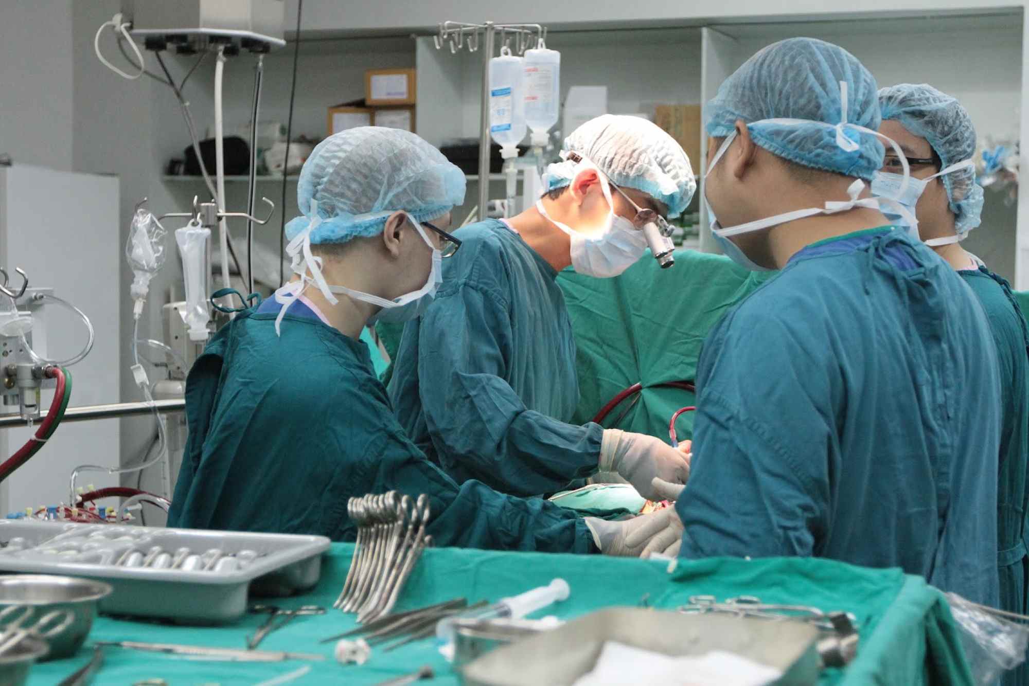 The doctor's allowance for a surgery lasting several hours is 280,000 VND. Photo: Hai Nguyen
