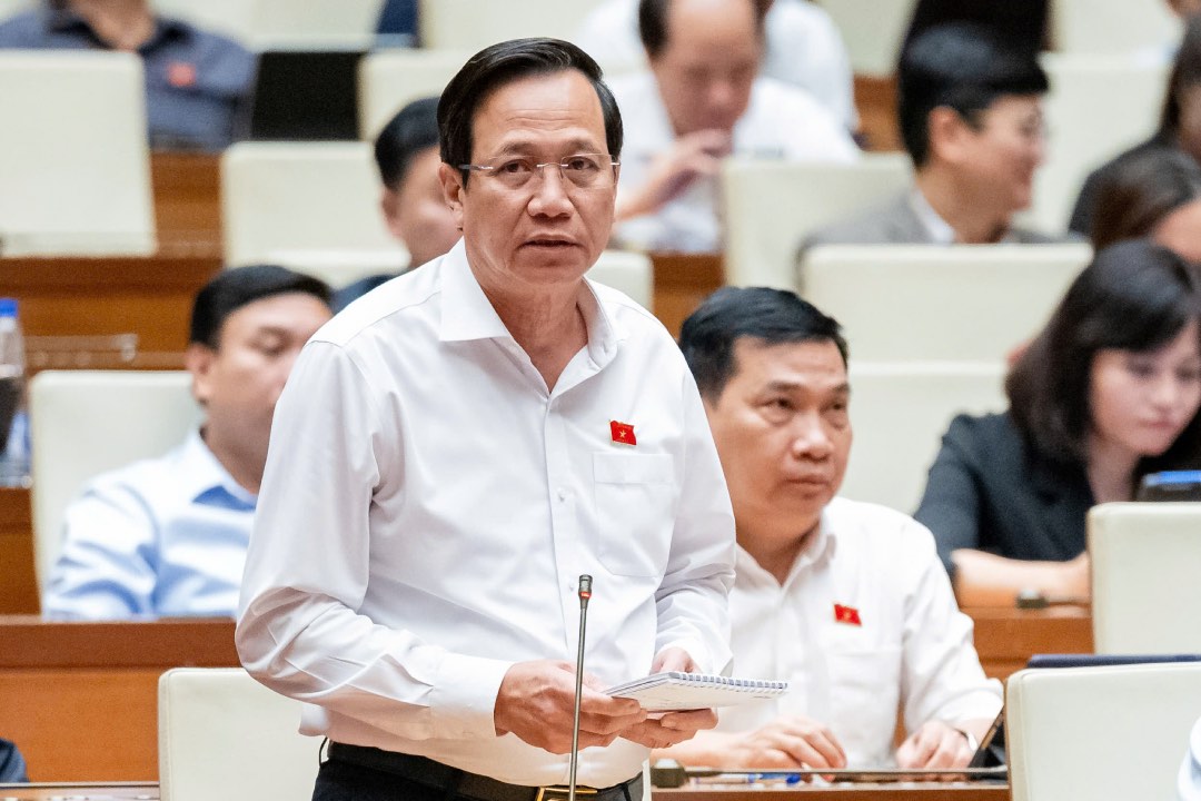 Minister of Labor, War Invalids and Social Affairs Dao Ngoc Dung clarified a number of issues of concern to National Assembly deputies, including policies for people with meritorious services. Photo: National Assembly