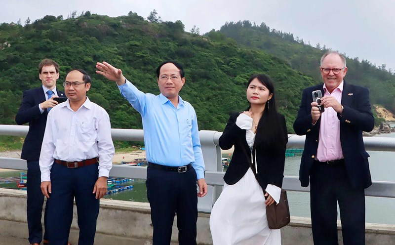 Chairman of Binh Dinh Provincial People's Committee Pham Anh Tuan (middle) and Chairman of PNE Per Hornung Pedersen (far right) during a survey trip to De Gi. Photo: Binh Dinh