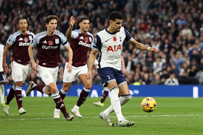 Dominic Solanke cung co man trinh dien an tuong nhat ke tu khi gia nhap Spurs. Anh: AFP