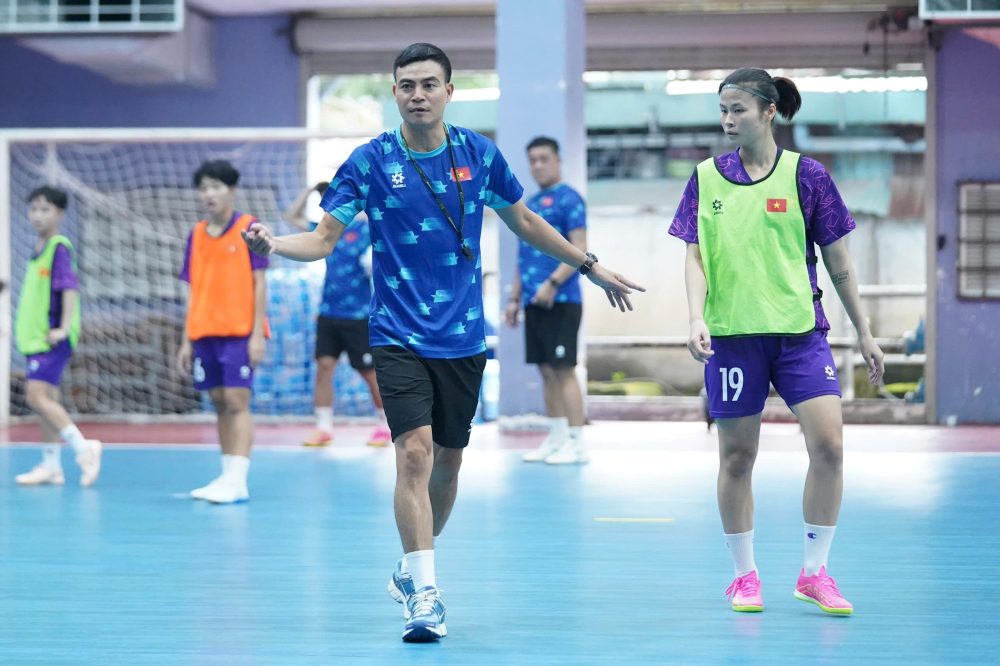 Huan luyen vien Nguyen Dinh Hoang cua tuyen futsal nu Viet Nam danh gia cao Myanmar. Anh: VFF