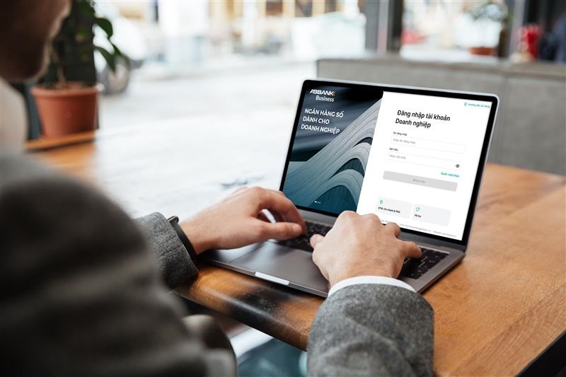 Khach hang doanh nghiep su dung ABBANK Business de dang tren dien thoai, may tinh bang cua iOS Android, may tinh va laptop thong thuong.