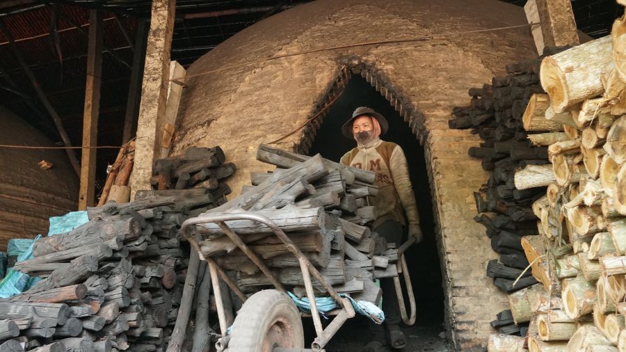 Charcoal making in Xuan Hoa commune (Ke Sach district, Soc Trang province) helps create jobs for over 1,000 workers. Photo: Phuong Anh