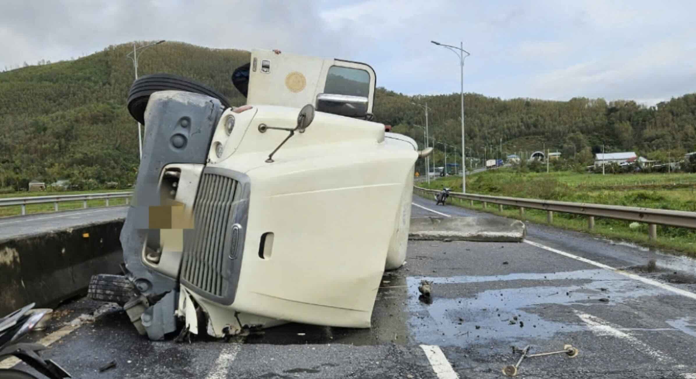 Scene of the tractor trailer accident. Photo: Q. An.