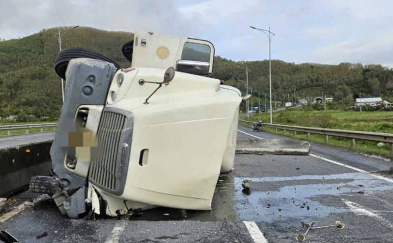 Scene of the tractor trailer accident. Photo: Q. An.