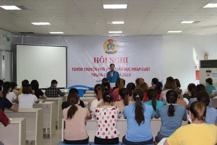 Nearly 1,600 workers in Hoa Binh were informed about legal policies. Photo: Dang Tinh