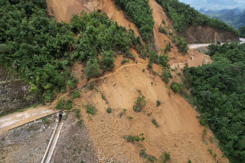A landslide on provincial road 206 connecting Dam Thuy commune (Trung Khanh) to Ly Van border gate. Photo: Duc Tho