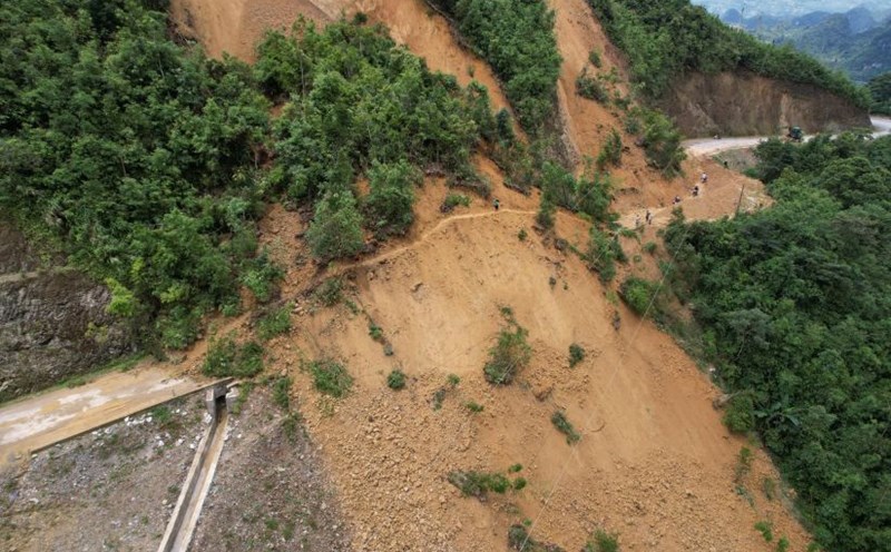A landslide on provincial road 206 connecting Dam Thuy commune (Trung Khanh) to Ly Van border gate. Photo: Duc Tho