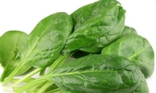 Việc bổ sung rau xanh vào chế độ ăn hàng ngày không chỉ cung cấp nhiều chất dinh dưỡng cần thiết mà còn giúp giảm mỡ nội tạng một cách tự nhiên và hiệu quả. Ảnh: Hải Anh.