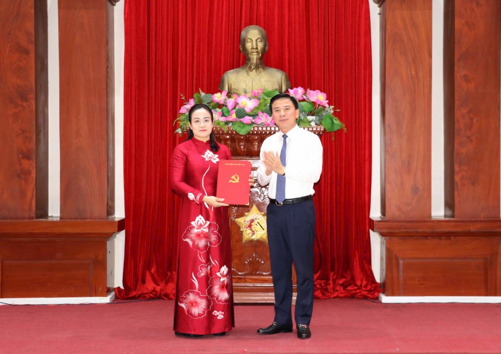 Mr. Do Trong Hung - Member of the Party Central Committee, Deputy Head of the Central Organization Committee - presented the Decision of the Party Central Committee Secretariat appointing Ms. Nguyen Hai Tram to hold the position of Standing Deputy Secretary of the Tien Giang Provincial Party Committee for the 2020 - 2025 term. Photo: Thanh Nhan