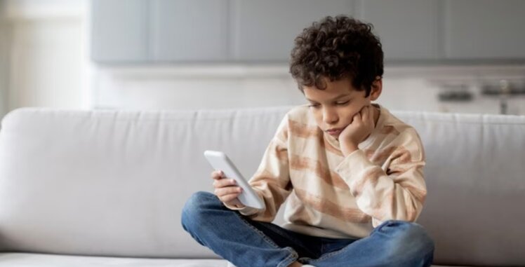 Does using electronic screens for too long cause obesity in children? Photo: According to Healthshots.